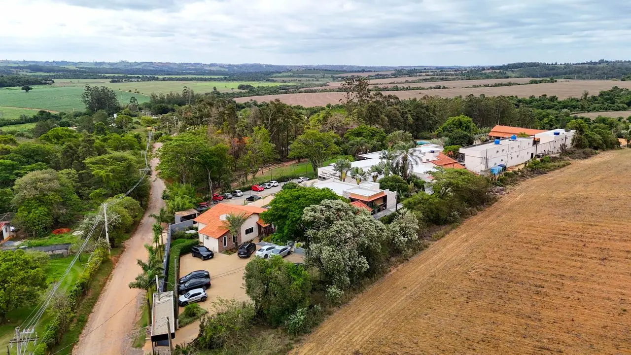 Vista aérea do campus e da área rural ao redor na unidade Capela do Alto