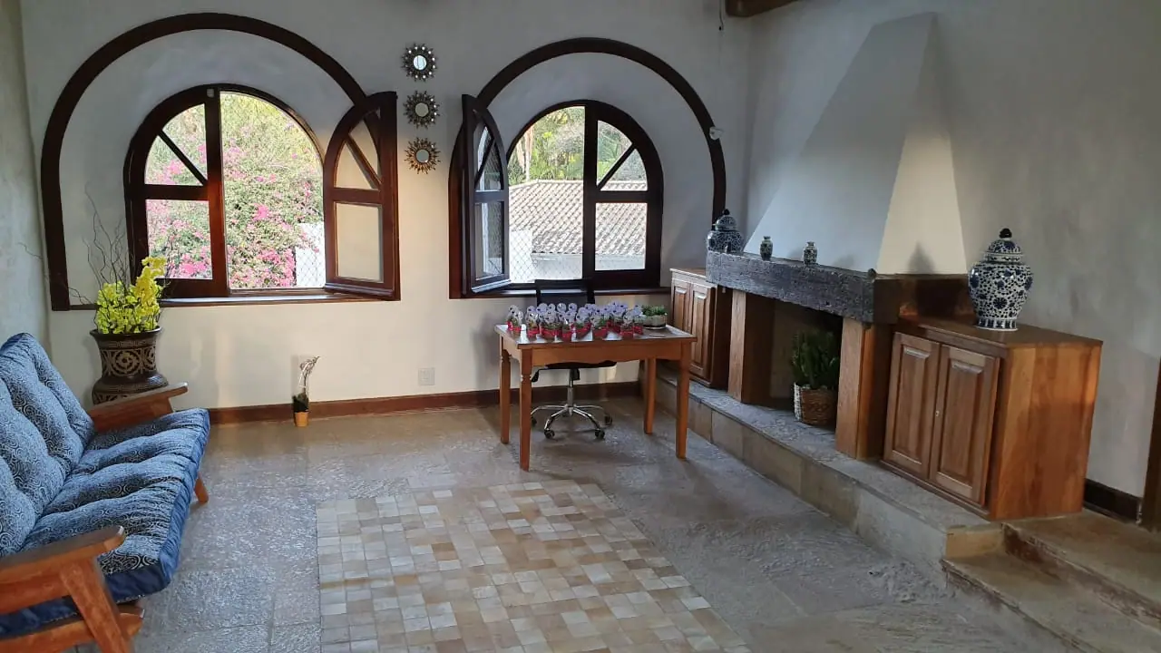 Sala de estar com janelas em arco na unidade Granja Viana