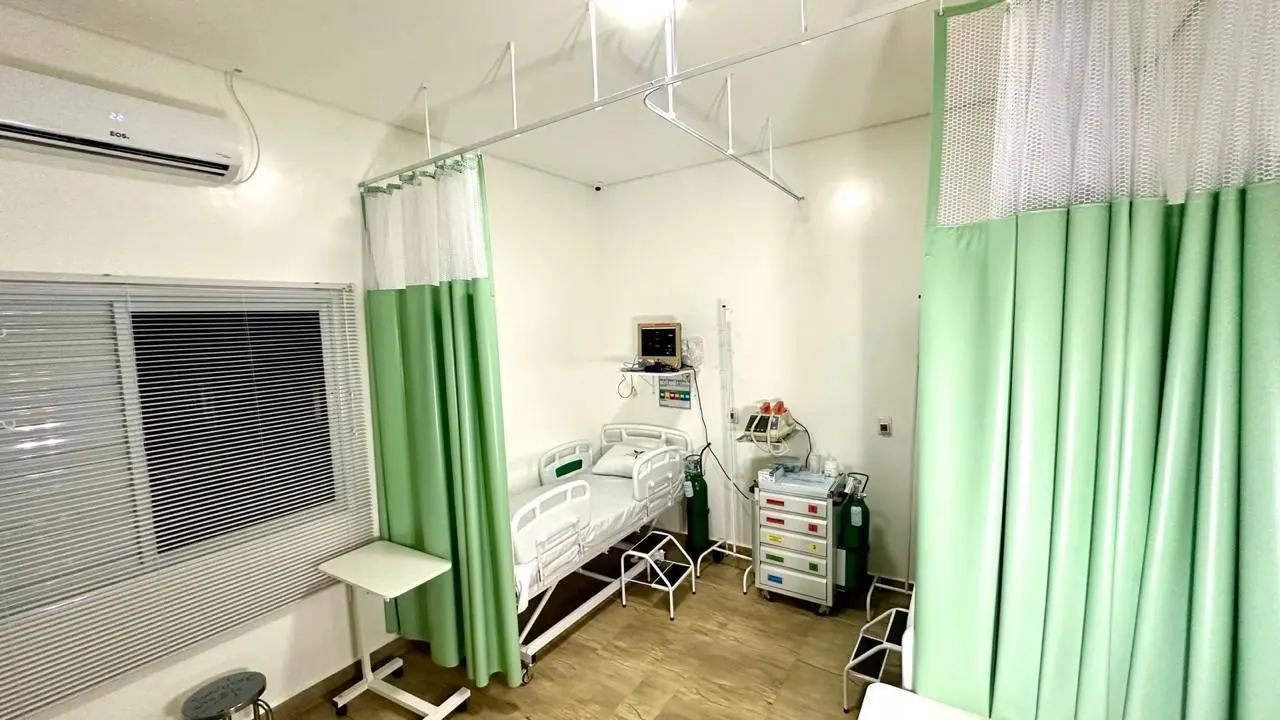 Enfermaria com leitos separados por cortina na unidade Ibiúna